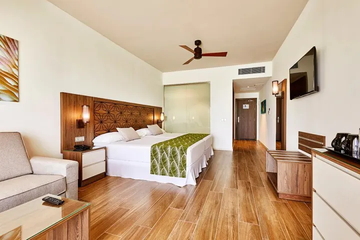 Hotel Riu Atoll, Мальдивы — интерьер виллы Hotel Riu Atoll — светлая спальня берегового номера с выходом на террасу