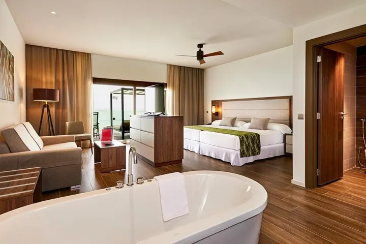 Hotel Riu Atoll, Мальдивы — вилла на воде Hotel Riu Atoll — терраса водного номера с шезлонгами и прямым спуском в лагуну