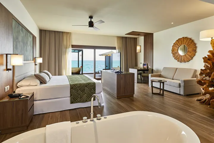 Hotel Riu Palace Maldivas — терраса надводного люкса с частным бассейном и спуском в океан
