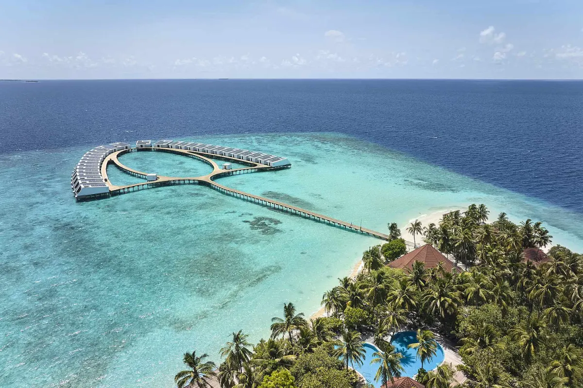 Robinson Club Maldives — панорамный вид на остров и виллы на воде