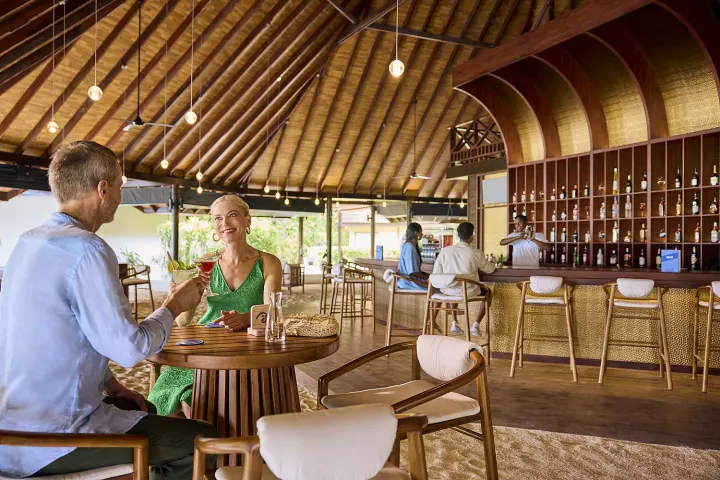 Robinson Club Maldives — вечерняя атмосфера в баре под высокой крышей