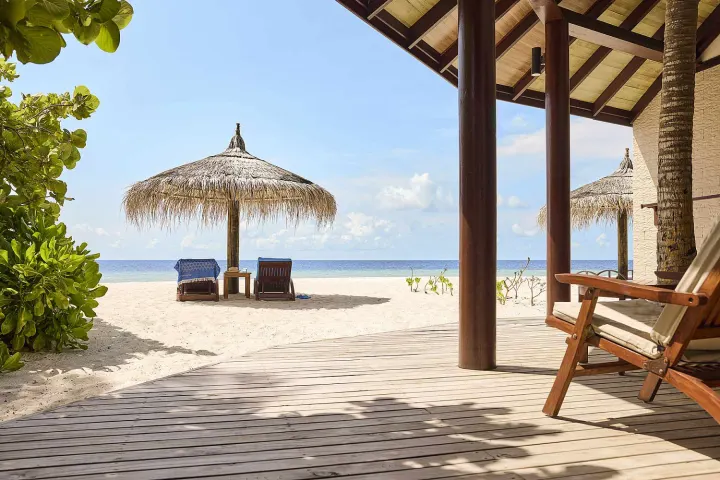 Robinson Club Maldives — выход на пляж с террасы береговой виллы