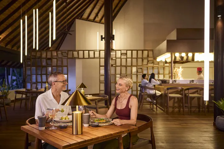 Robinson Club Maldives — гости ужинают за столиком в ресторане