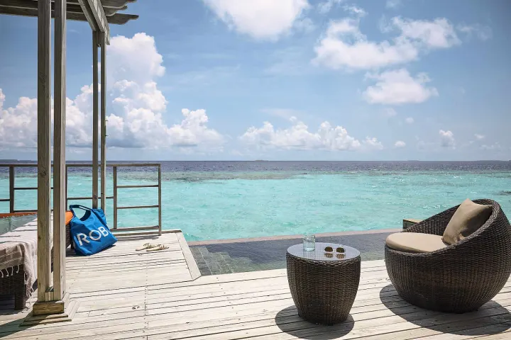 Robinson Club Maldives — деревянная терраса виллы на воде со спуском в океан