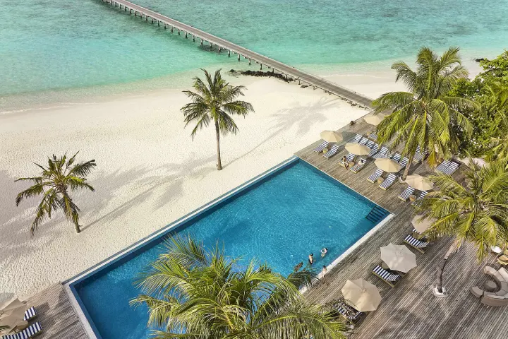 Robinson Club Noonu, Мальдивы — бассейн Robinson Club Noonu — вид сверху на главный прямоугольный бассейн
