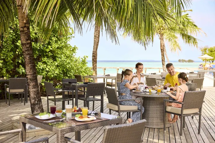 Robinson Club Noonu, Мальдивы — ресторан Robinson Club Noonu — обед за столиками на открытой террасе