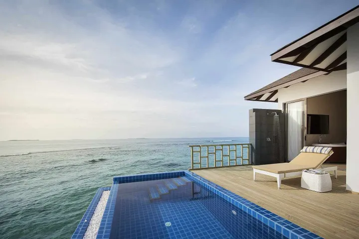 Robinson Club Noonu, Мальдивы — вилла на воде Robinson Club Noonu — бассейн на террасе виллы на воде