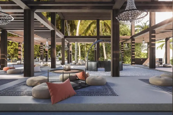 Royal Island Resort & Spa (Villa Haven), Мальдивы — бассейн Royal Island Resort & Spa (Villa Haven) — длинный пейзажный бассейн на деревянной террасе над водой