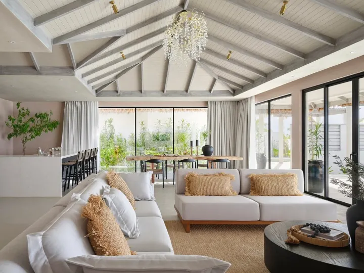 Royal Island Resort & Spa (Villa Haven), Мальдивы — интерьер виллы Royal Island Resort & Spa (Villa Haven) — светлая гостиная с диваном и выходом на террасу