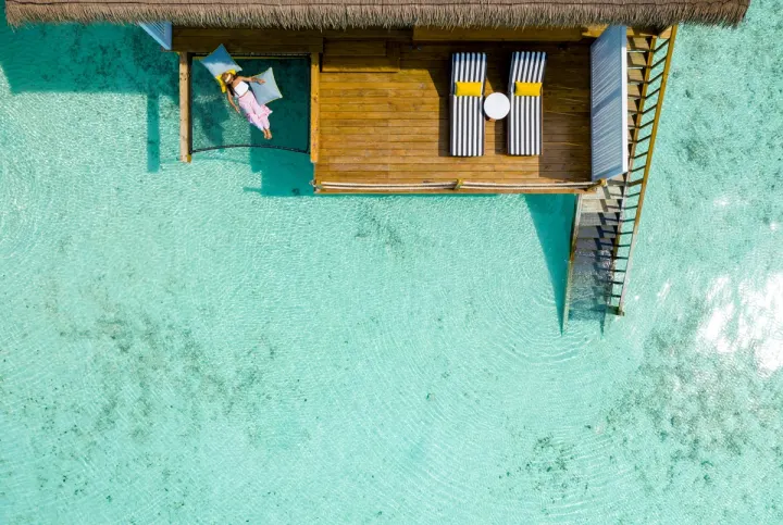 SAii Lagoon Maldives, Curio Collection by Hilton — вид с воздуха на водные виллы и бирюзовую лагуну Эмбуду