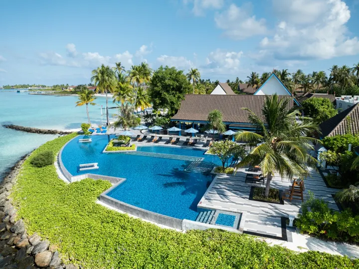 SAii Lagoon Maldives, Curio Collection by Hilton, Мальдивы — бар SAii Lagoon Maldives, Curio Collection by Hilton — бар у инфинити-бассейна с панорамным видом на лагуну