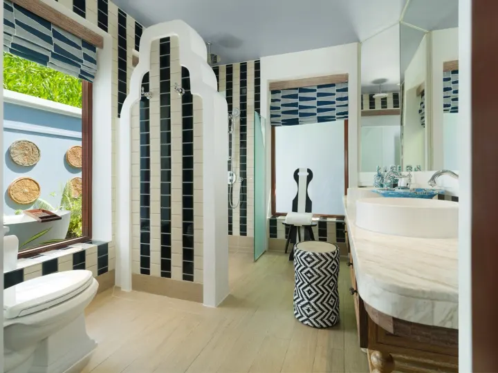 SAii Lagoon Maldives, Curio Collection by Hilton, Мальдивы — ванная SAii Lagoon Maldives, Curio Collection by Hilton — просторная ванная комната с двойной раковиной и открытой зоной душа