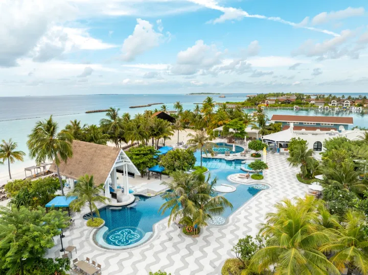 SAii Lagoon Maldives, Curio Collection by Hilton, Мальдивы — бассейн SAii Lagoon Maldives, Curio Collection by Hilton — пляжный клуб с большим бассейном у кромки океана