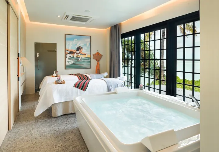 SAii Lagoon Maldives, Curio Collection by Hilton, Мальдивы — спа SAii Lagoon Maldives, Curio Collection by Hilton — процедурный кабинет спа-комплекса с джакузи для двоих