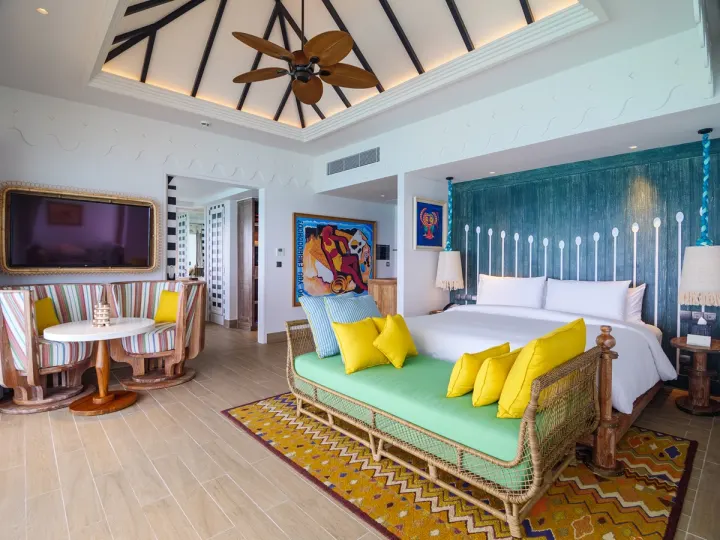 SAii Lagoon Maldives, Curio Collection by Hilton, Мальдивы — интерьер виллы SAii Lagoon Maldives, Curio Collection by Hilton — спальня водной виллы с панорамными дверями на террасу над океаном