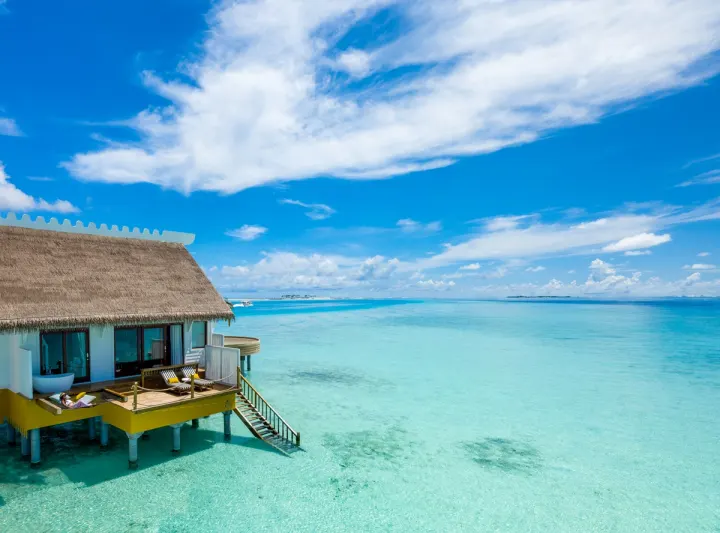 SAii Lagoon Maldives, Curio Collection by Hilton, Мальдивы — вилла на воде SAii Lagoon Maldives, Curio Collection by Hilton — водная вилла с террасой, гамаком над водой и спуском в лагуну