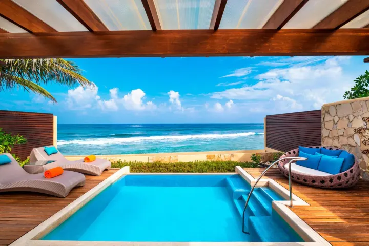Sheraton Maldives Full Moon Resort & Spa — приватный бассейн на террасе виллы с видом на океан