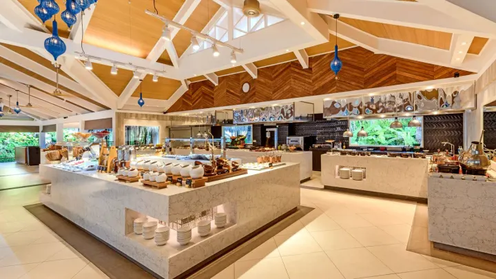 Sheraton Maldives Full Moon Resort & Spa, Мальдивы — ресторан Sheraton Maldives Full Moon Resort & Spa — светлый ресторан со шведским столом и мраморными стойками