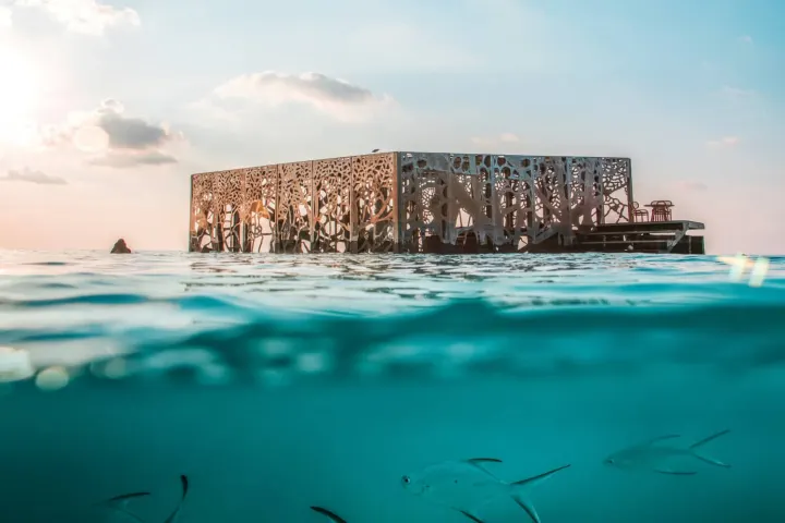 Sirru Fen Fushi Private Lagoon Resort — подводная арт-галерея и коралловый заповедник в лагуне