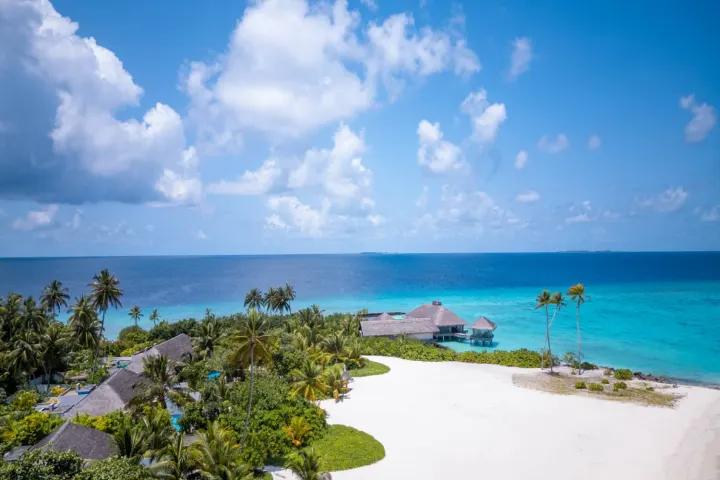 Sirru Fen Fushi Private Lagoon Resort — панорамный вид сверху на зелёный остров и обширную лагуну