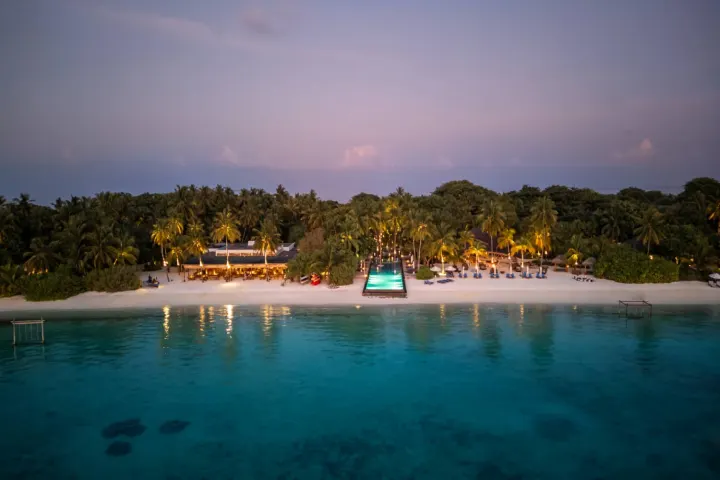 Sirru Fen Fushi Private Lagoon Resort — вид с высоты на остров и водную гладь в лучах заката