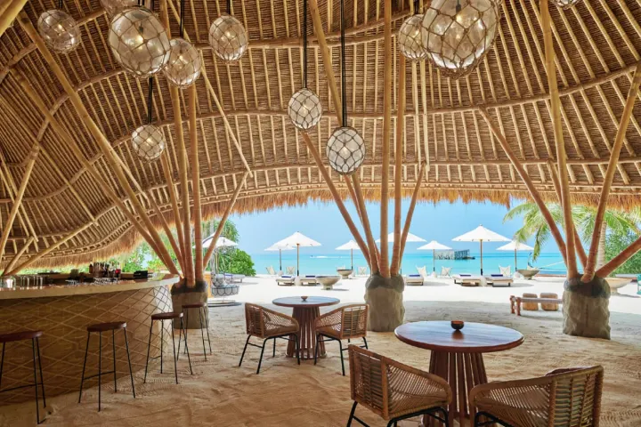Sirru Fen Fushi Private Lagoon Resort — бамбуковый бар у бассейна и пляжа с тропической атмосферой