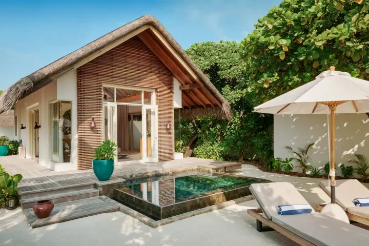 Sirru Fen Fushi Private Lagoon Resort — просторная береговая вилла с бассейном в тропическом саду