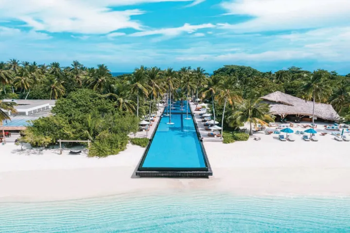 Sirru Fen Fushi Private Lagoon Resort — длинный панорамный бассейн, уходящий к горизонту океана