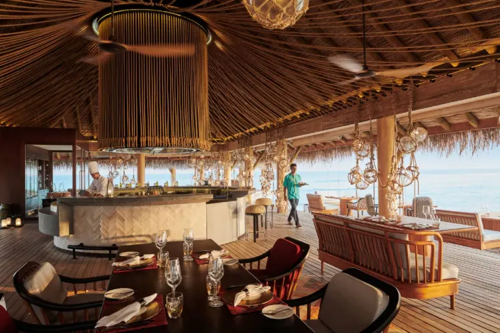 Sirru Fen Fushi Private Lagoon Resort — терраса рыбного ресторана у самой кромки бирюзовой воды