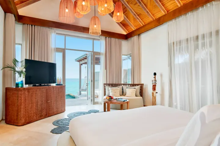 Sirru Fen Fushi Private Lagoon Resort — водная вилла с приватным бассейном и спуском в лагуну