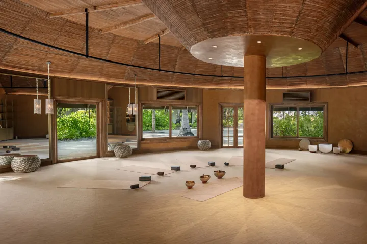 Six Senses Kanuhura — просторный деревянный павильон для занятий йогой и медитацией