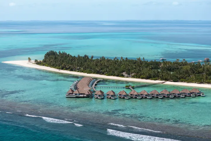Six Senses Kanuhura — вид сверху на цепочку водных вилл в прозрачной бирюзовой лагуне