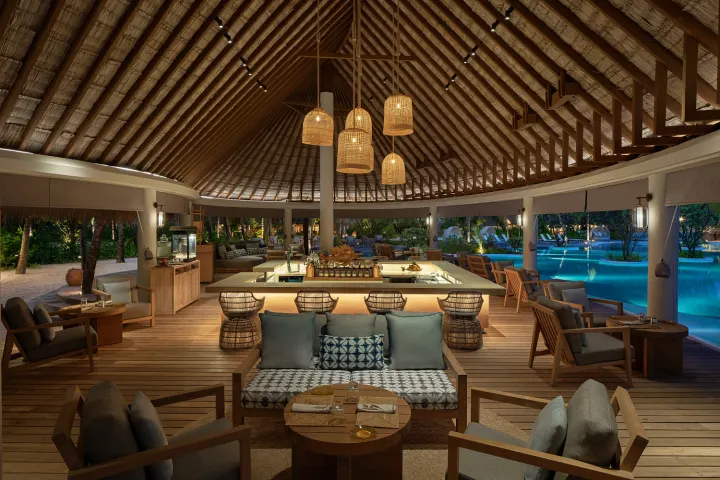 Six Senses Kanuhura — интерьер пляжного ресторана с плетёной мебелью и видом на море