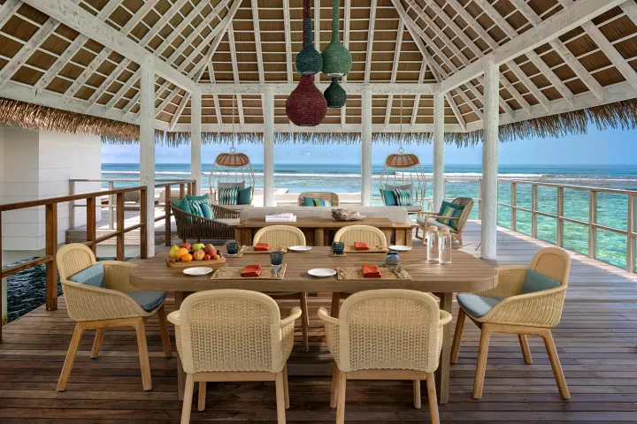 Six Senses Kanuhura — терраса двухспальной водной виллы с бассейном и обеденной зоной