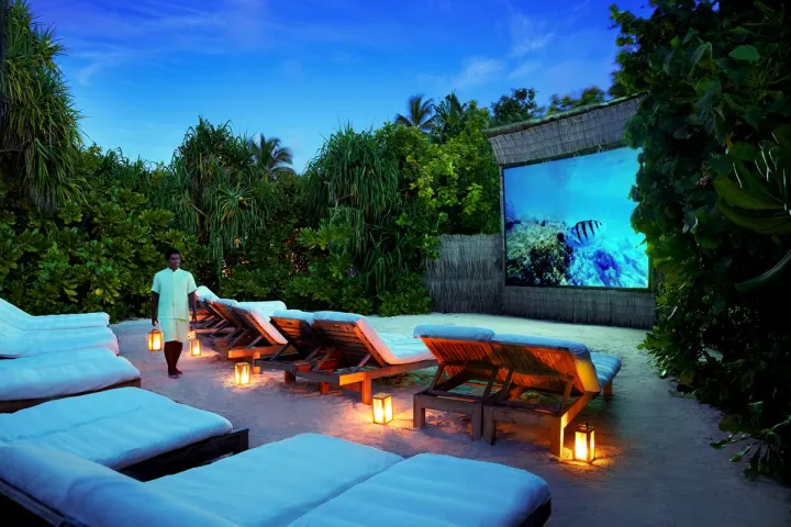 Six Senses Laamu, Мальдивы — развлечения Six Senses Laamu — кинотеатр под открытым небом среди тропической зелени