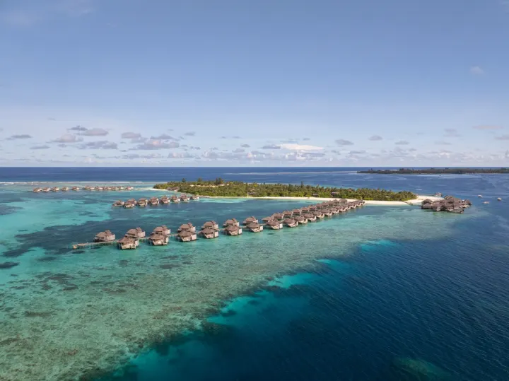 Six Senses Laamu — остров и длинная ветка водных вилл с высоты птичьего полета