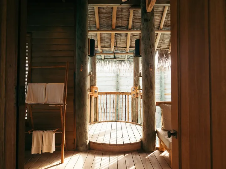 Six Senses Laamu, Мальдивы — ванная Six Senses Laamu — полуоткрытая деревянная душевая на вилле
