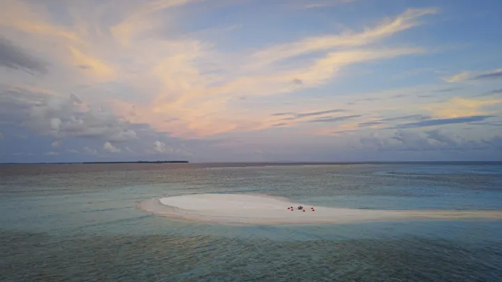 Six Senses Laamu, Мальдивы — пляж Six Senses Laamu — небольшая песчаная коса посреди океана на закате