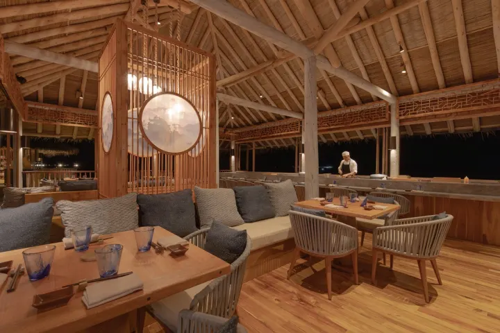 Six Senses Laamu, Мальдивы — ресторан Six Senses Laamu — интерьер деревянного ресторана с открытой кухней