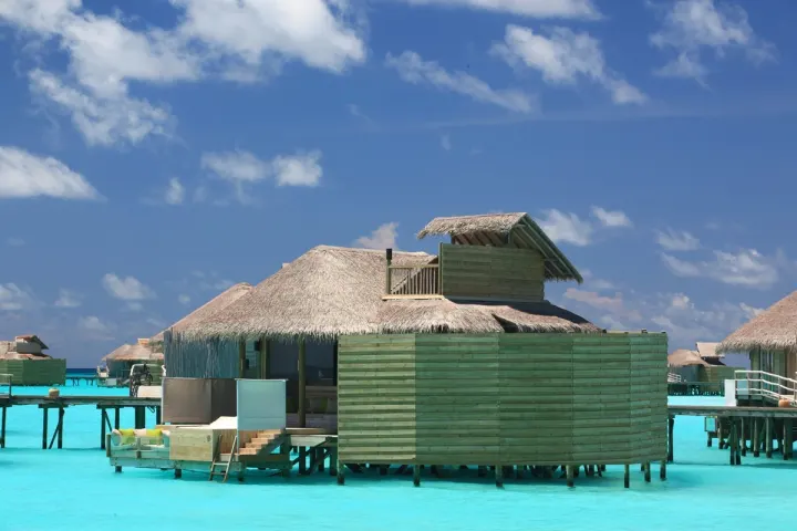 Six Senses Laamu, Мальдивы — вилла на воде Six Senses Laamu — двухэтажная водная вилла с просторной деревянной террасой