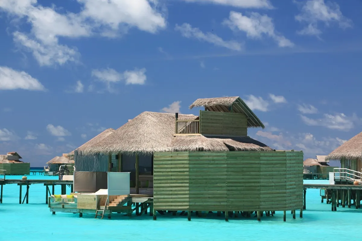 Six Senses Laamu — двухэтажная водная вилла с просторной деревянной террасой