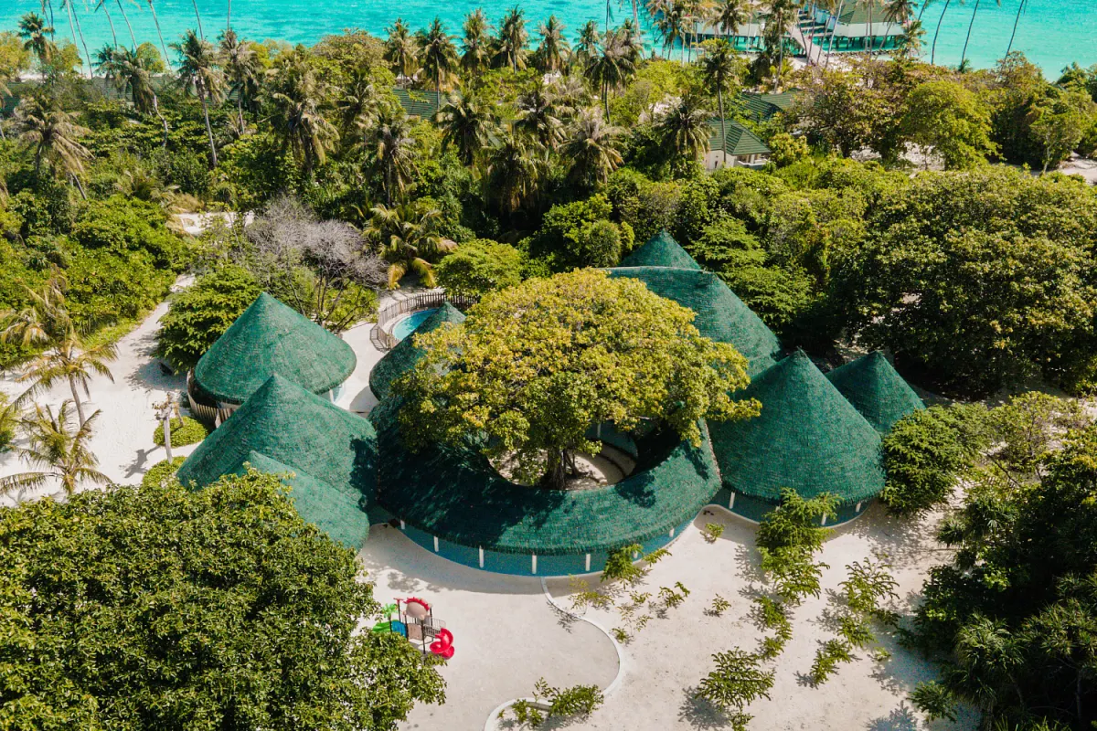аэросъёмка детского клуба с площадками среди зелени — Siyam World Maldives