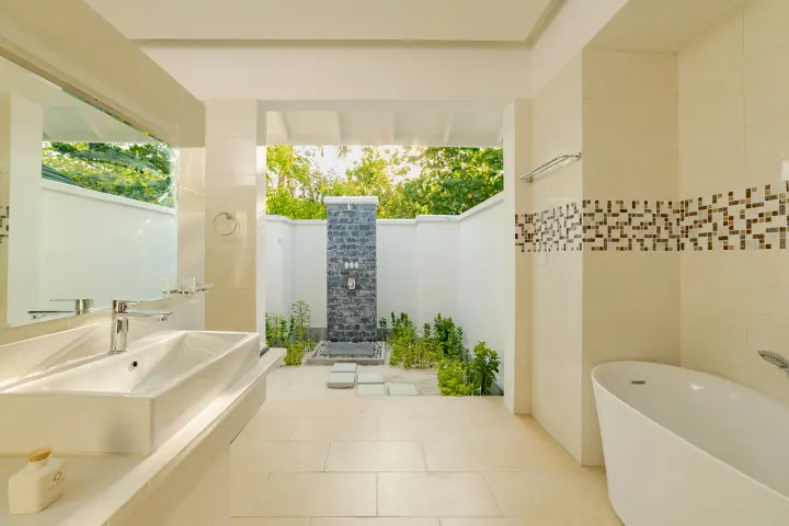 Siyam World Maldives, Мальдивы — ванная Siyam World Maldives — просторная ванная комната с отдельной ванной