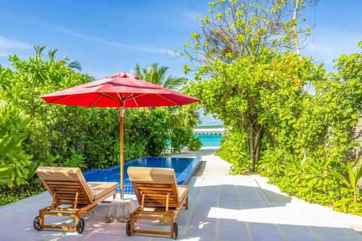 Siyam World Maldives, Мальдивы — вилла на пляже Siyam World Maldives — пляжная вилла с зеленым садом и бассейном