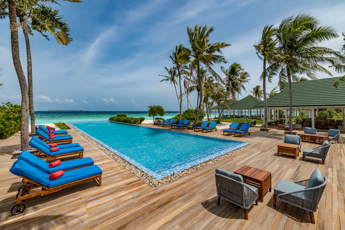 Siyam World Maldives — большой инфинити-бассейн рядом с пляжем