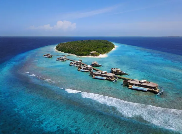 Soneva Fushi — остров с пышной зеленью и виллы на воде