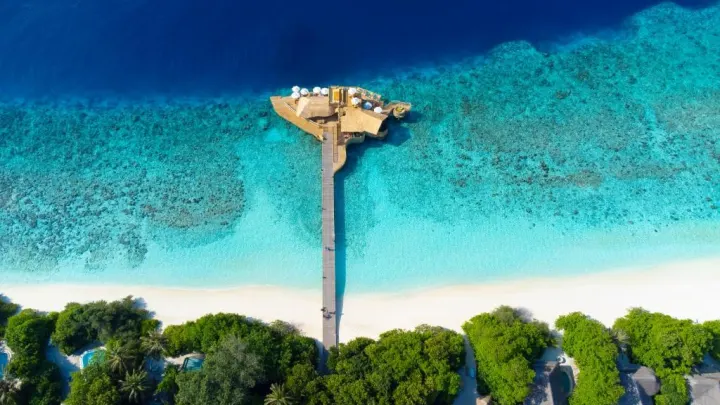 Soneva Fushi — ресторан на воде и длинный деревянный пирс