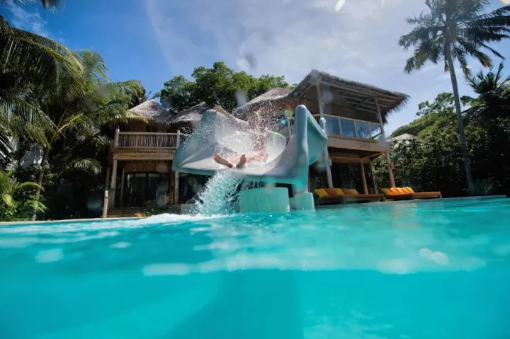 Soneva Fushi — горка для спуска в просторный бассейн