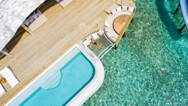 Soneva Fushi — бассейн и сетка для отдыха над водой