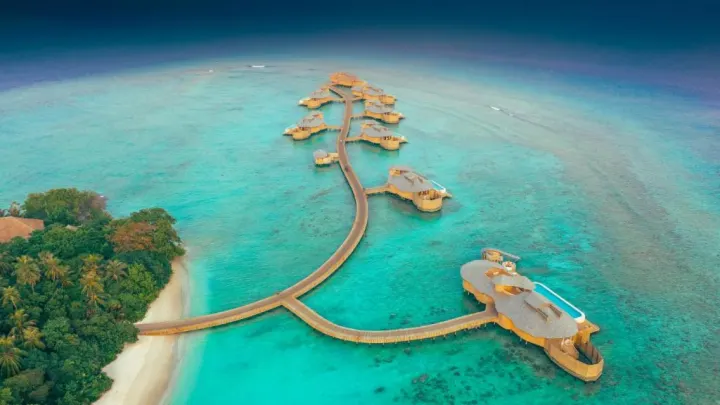 Soneva Fushi — виллы на воде и извилистый деревянный мост